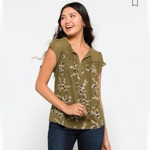 NWOT danielrainn green and floral top with flutter sleeves.